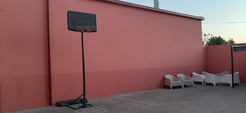 Recreio com cesto de basquetebol