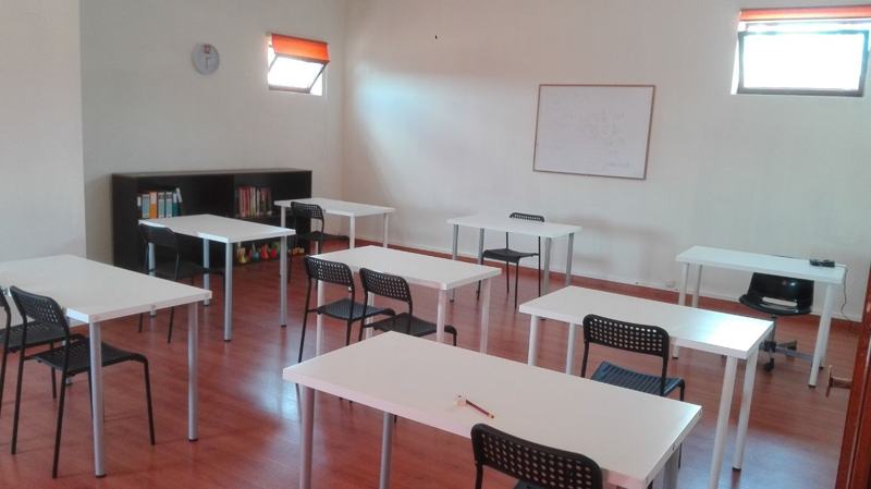 Sala de estudo com estante