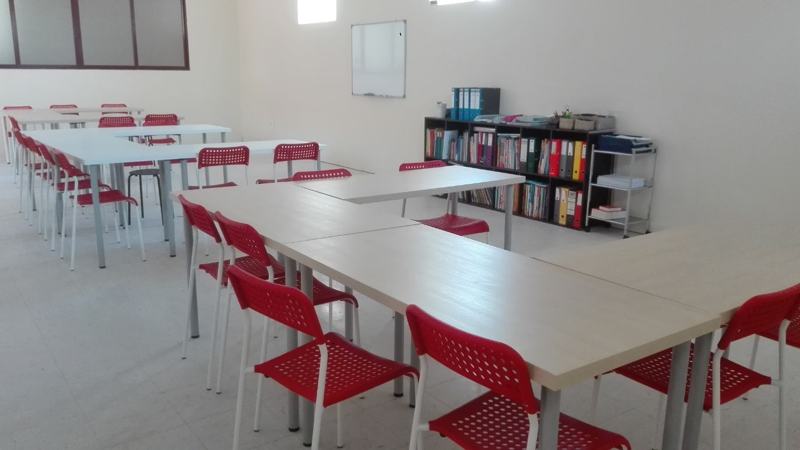 Sala de estudo grande com biblioteca